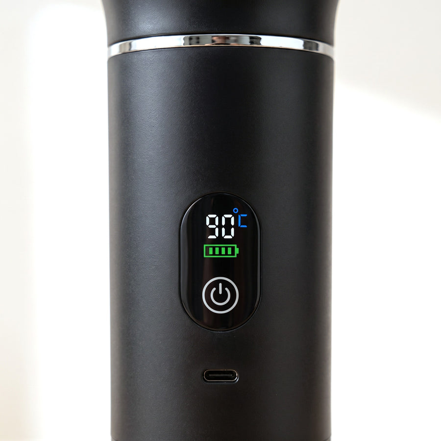 Detail displeje kávovaru s teplotou 90 °C, ukazatelem baterie a portem USB-C