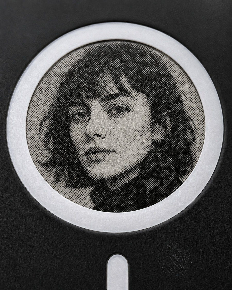 Detail e-ink displeje černého krytu, viditelný rastr tisku