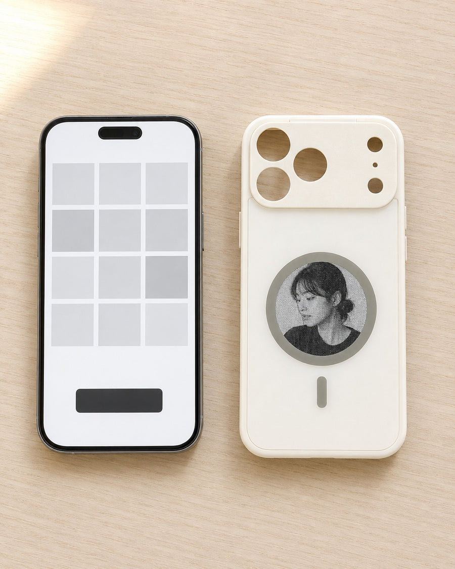 Telefon s aplikací netme vedle krytu s e-ink displejem, pohled shora